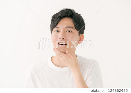 肌の潤いを実感する男性 124862426