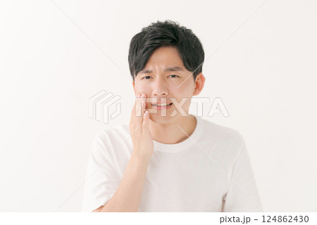 肌の潤いを実感する男性 肌の潤いを実感する男性 124862430