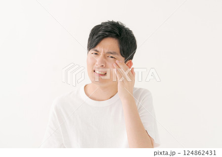 肌の潤いを実感する男性 124862431