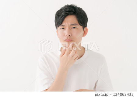 肌の潤いを実感する男性 肌の潤いを実感する男性 124862433