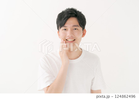 肌の潤いを実感する男性 124862496