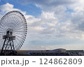 観覧車とショッピングモール 124862809
