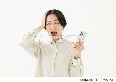 スマホの画面を見て驚く女性 スマホの画面を見て驚く女性 124862878