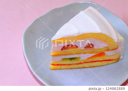 お誕生日はケーキでお祝い!! 124862889