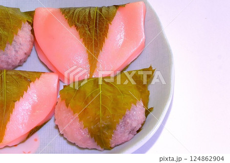 雛祭りの行事食・桜餅 雛祭りの行事食・桜餅 124862904