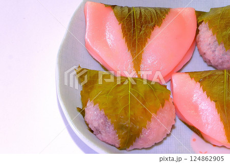 雛祭りの行事食・桜餅 124862905