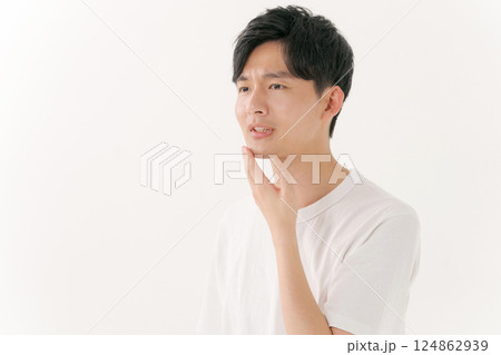 肌荒れを気にする男性 124862939
