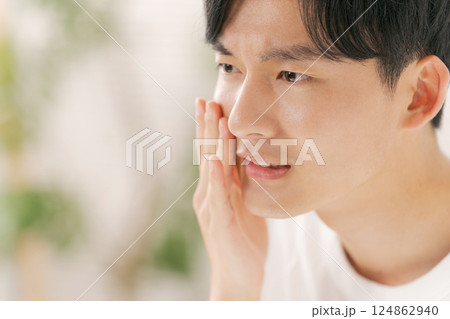 肌荒れを気にする男性 124862940