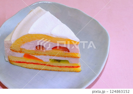 お誕生日はケーキでお祝い!! 124863152