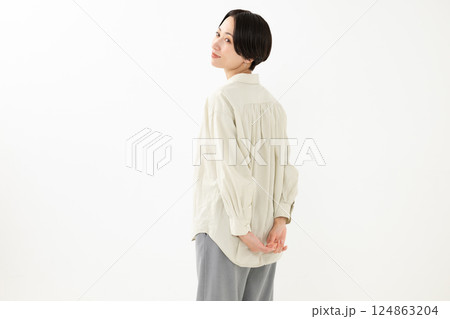 笑顔のミドル女性 笑顔のミドル女性 124863204