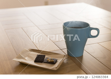 テーブルに置かれたコーヒーとチョコレート 124863364