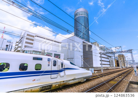 日本の横浜都市景観 インバウンド…新横浜駅前の新幹線や横浜プリンスホテルなどを望む。新時代へ… 124863536