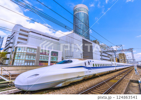 日本の横浜都市景観 インバウンド…新横浜駅前の新幹線や横浜プリンスホテルなどを望む。新時代へ… 124863541