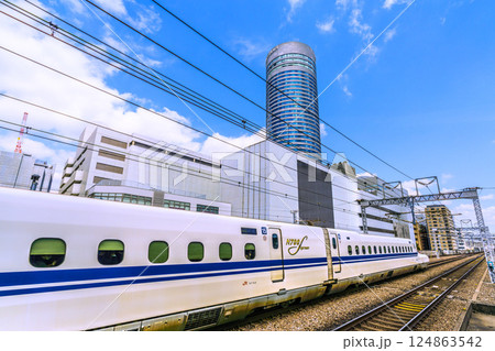 日本の横浜都市景観 インバウンド…新横浜駅前の新幹線や横浜プリンスホテルなどを望む。新時代へ… 124863542