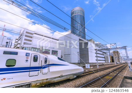 日本の横浜都市景観 インバウンド…新横浜駅前の新幹線や横浜プリンスホテルなどを望む。新時代へ… 日本の横浜都市景観 インバウンド…新横浜駅前の新幹線や横浜プリンスホテルなどを望む。新時代へ… 124863546
