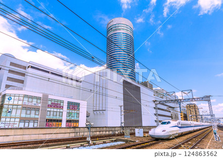 日本の横浜都市景観 インバウンド…新横浜駅前の新幹線や横浜プリンスホテルなどを望む。新時代へ… 日本の横浜都市景観 インバウンド…新横浜駅前の新幹線や横浜プリンスホテルなどを望む。新時代へ… 124863562