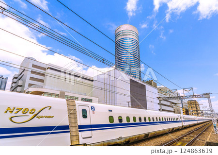 日本の横浜都市景観 インバウンド…新横浜駅前の新幹線や横浜プリンスホテルなどを望む。新時代へ… 日本の横浜都市景観 インバウンド…新横浜駅前の新幹線や横浜プリンスホテルなどを望む。新時代へ… 124863619