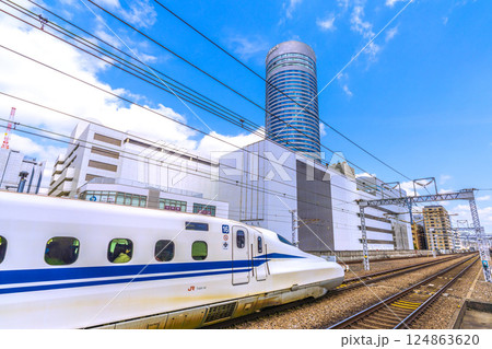 日本の横浜都市景観 インバウンド…新横浜駅前の新幹線や横浜プリンスホテルなどを望む。新時代へ… 日本の横浜都市景観 インバウンド…新横浜駅前の新幹線や横浜プリンスホテルなどを望む。新時代へ… 124863620