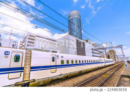 日本の横浜都市景観 インバウンド…新横浜駅前の新幹線や横浜プリンスホテルなどを望む。新時代へ… 124863638