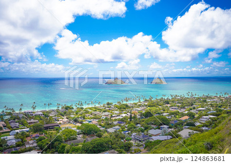 ハワイ ラニカイピルボックスハイクから見る青い海 ハワイ ラニカイピルボックスハイクから見る青い海 124863681