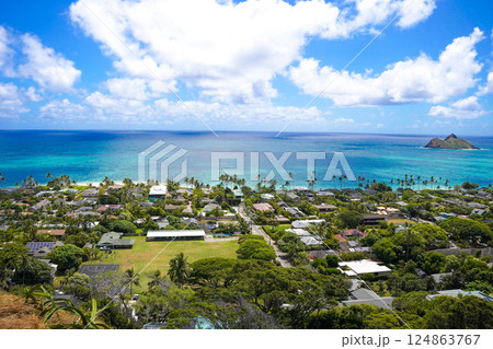 ハワイ ラニカイピルボックスハイクから見る青い海 ハワイ ラニカイピルボックスハイクから見る青い海 124863767