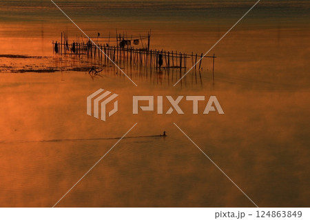 湖面に映る朝日 124863849