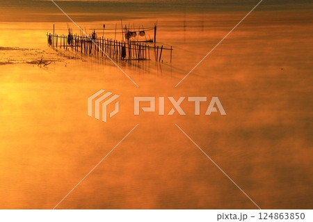 湖面に映る朝日 124863850