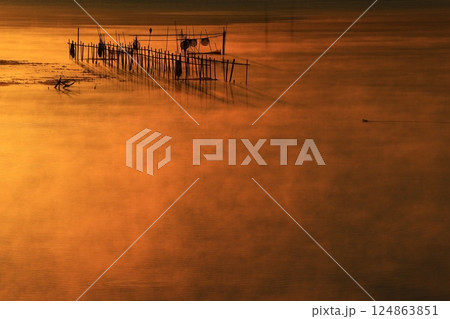 湖面に映る朝日 124863851