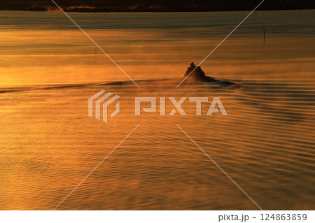 湖面に映る朝日 124863859