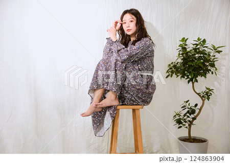 オシャレな若い女性 124863904