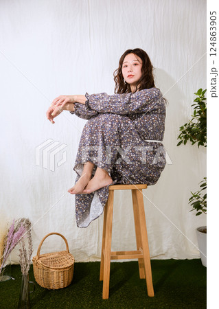 オシャレな若い女性 124863905