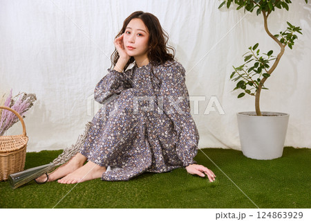 オシャレな若い女性 124863929