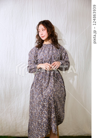 オシャレな若い女性 124863939