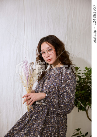 オシャレな若い女性 オシャレな若い女性 124863957