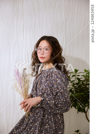 オシャレな若い女性 オシャレな若い女性 124863958