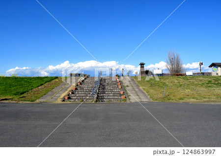 赤石の渡し場に降りる階段 124863997