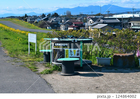 土手の上の園地にある地図とそこから見る赤城山 124864002