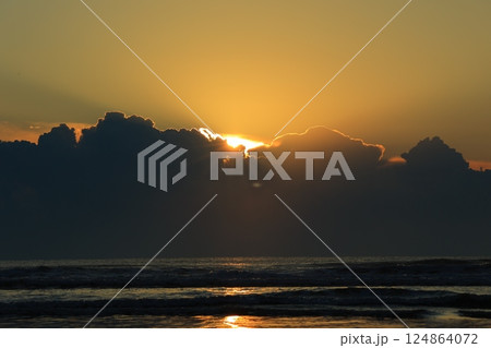 九十九里浜からの日の出の風景 124864072