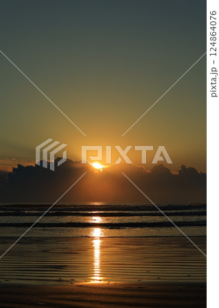 九十九里浜からの日の出の風景 124864076