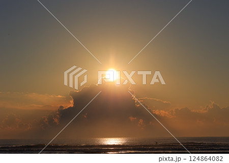 九十九里浜からの日の出の風景 九十九里浜からの日の出の風景 124864082