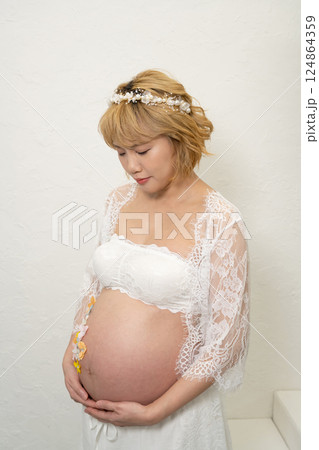 妊娠 妊婦 マタニティフォト 妊娠 妊婦 マタニティフォト 124864359