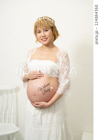妊娠  妊婦　マタニティフォト 124864368