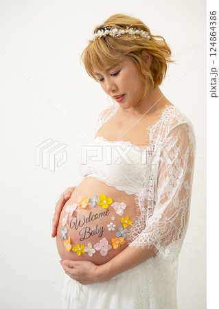 妊娠 妊婦 マタニティフォト 妊娠 妊婦 マタニティフォト 124864386