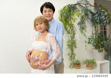 寄り添う妊婦 夫婦 124864395
