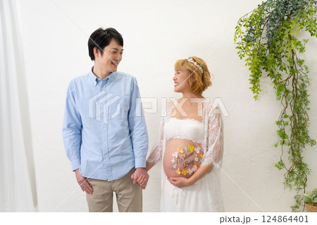 並んで立つ妊婦 夫婦 124864401
