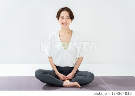 ヨガをする女性 124864830
