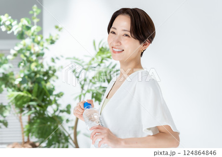 水を飲む女性 スポーツウエア 水を飲む女性 スポーツウエア 124864846