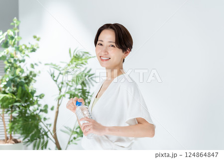 水を飲む女性 スポーツウエア 水を飲む女性 スポーツウエア 124864847
