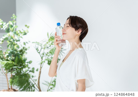 水を飲む女性 スポーツウエア 水を飲む女性 スポーツウエア 124864848