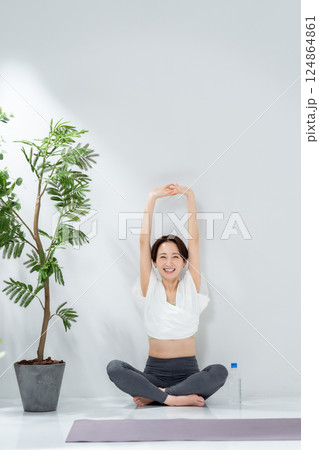 ミドル女性　ヨガ　伸び　あぐら 124864861